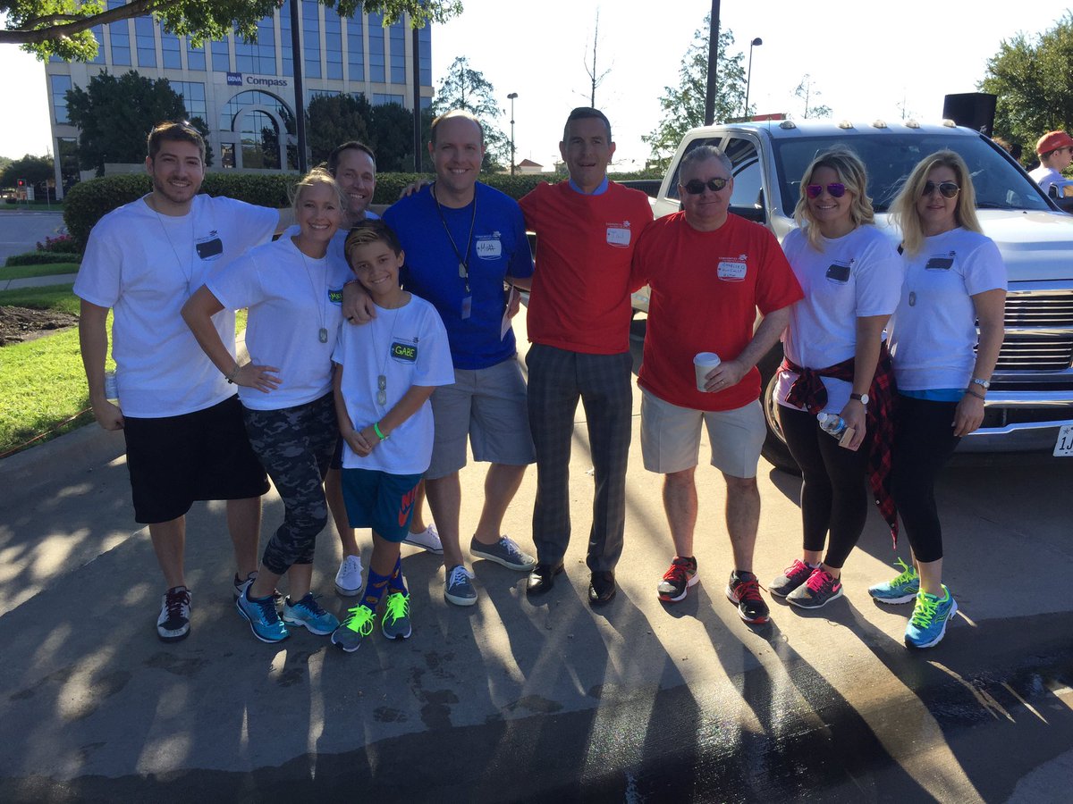 HumCapLP's tweet photo. We serve as a team!! #freedomday2016 #efnt #northtexasfoodbank https://t.co/qPbnZX6h6S