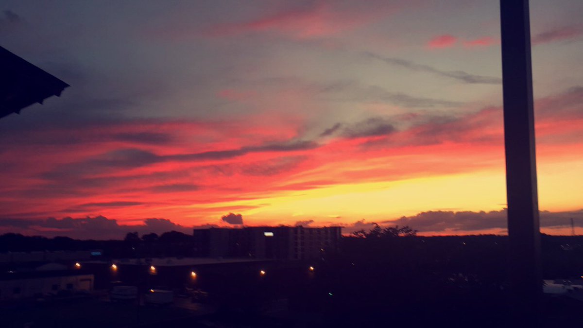 sav_kirk's tweet photo. Another lovely sunset in #CLT #southend @charlotteagenda @theobserver https://t.co/ijOgreYFte