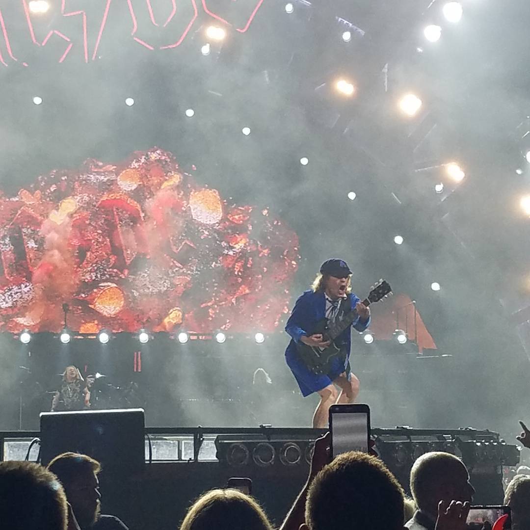 TeamGunsNRoses's tweet photo. #ACDCBuffalo AC/DC First Niagara Center (Foto: Joshua Lee) #AXLDC #ACDC #RockOrBust #axlrose #FirstNiagaraCenter https://t.co/KTQrrmxInk
