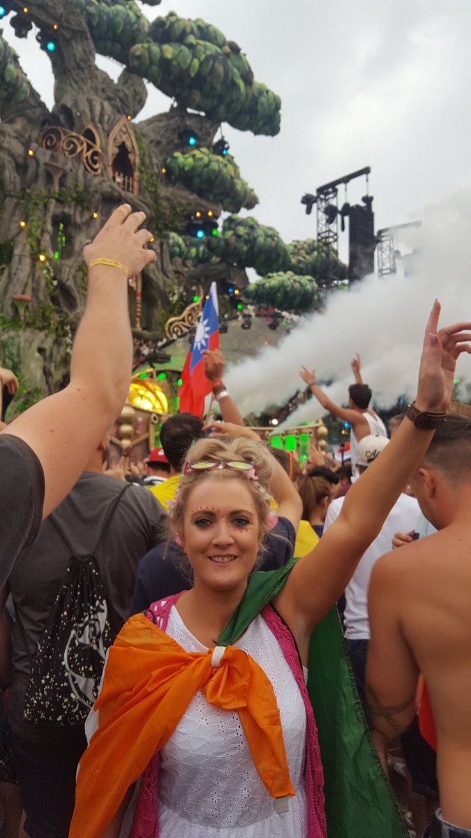 CurranMichaela's tweet photo. Throwback to when I was patiently waiting for @arminvanbuuren @tomorrowland  2016! I love you Armin ❤ https://t.co/FRlmW75iwL