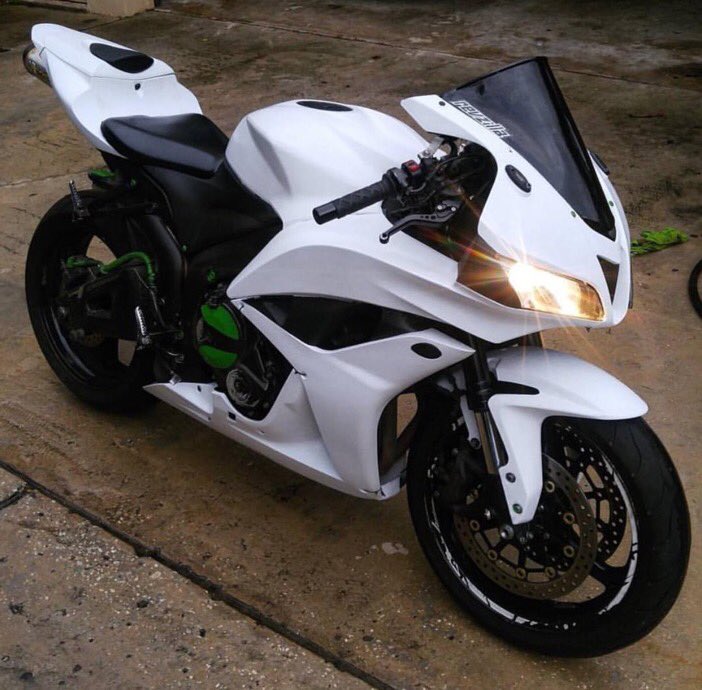 StreetBikeKingz's tweet photo. Nasty CBR https://t.co/JHS5KpHxNu
