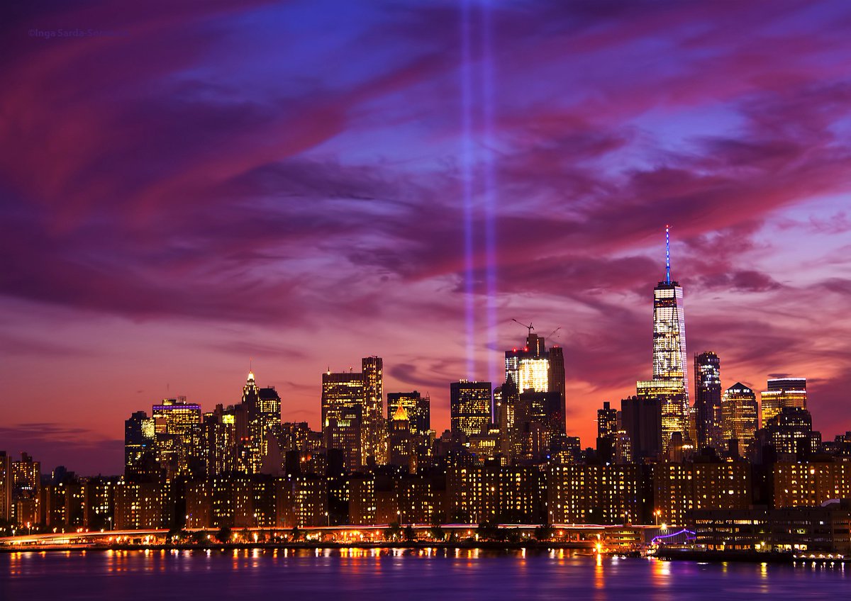 isardasorensen's tweet photo. Breathtaking NYC sunset ushers in #TributeInLight on this 15th anniversary of #September11. #NeverForget #WTC https://t.co/Xc7Voo9hnE