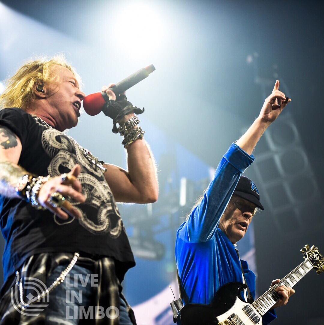 GNR_Fans's tweet photo. Axl Rose e Angus Young by Janine Van Oostrom #ACDCBuffalo #FirstNiagaraCenter #AxlDc #ACDC #AxlRose #RockOrBust https://t.co/0RlcCpjzP7