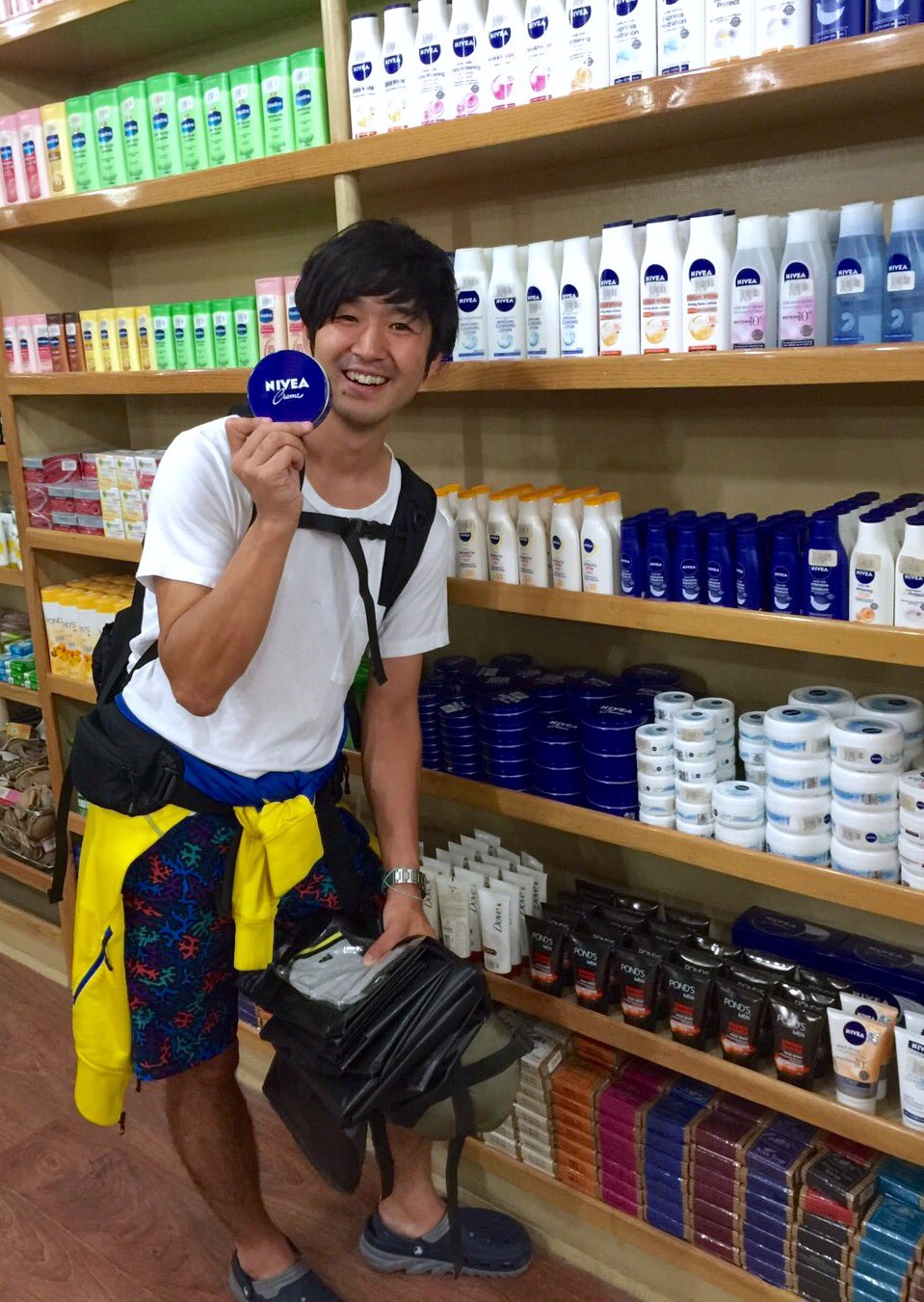 藤巻亮太 Official ネパールでもまもっておきました W 山奥でも安定の守備力です 匂いに癒される T Co Tqyymlggfs Twitter