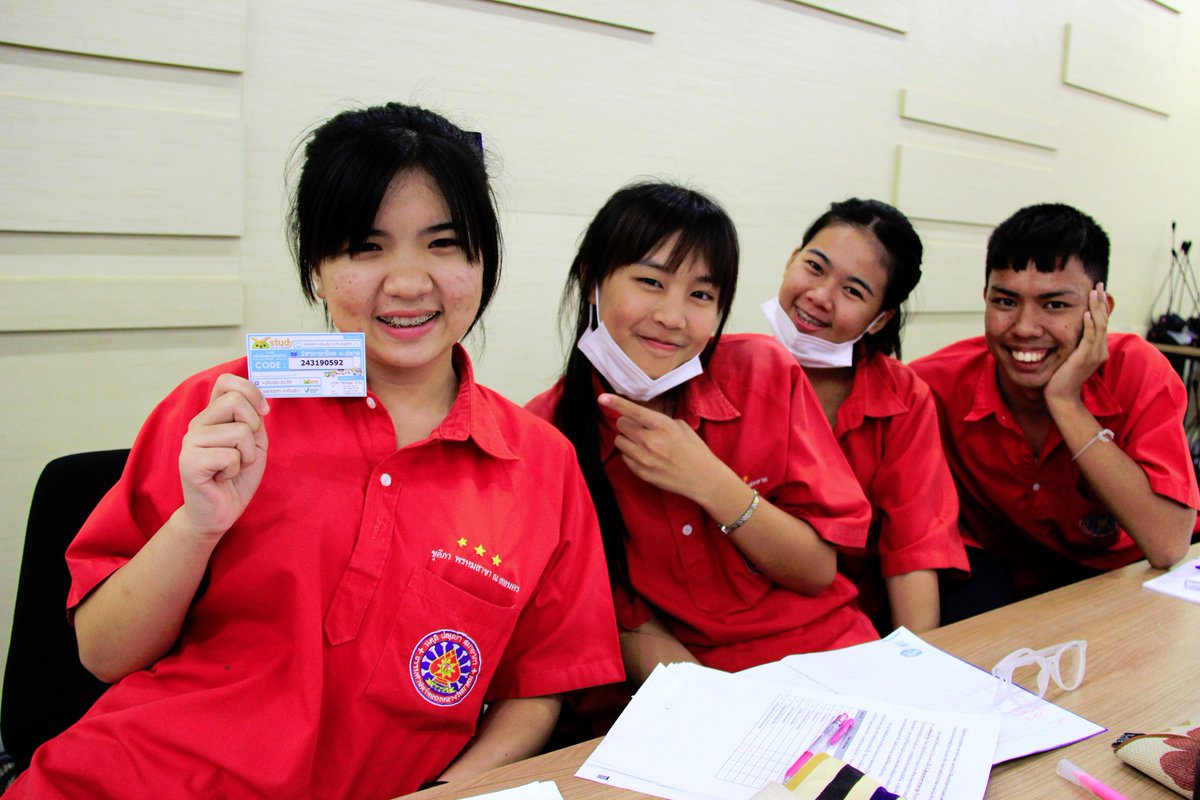 vstudynews's tweet image. ตั้งใจเรียนกันมากเลย น่ารักกก ขอบคุณนะคะ ❤ ช่วงสอบสู้ ๆ กันนะทุกคน ✌ #VExam #ReadytoGAT #dek60