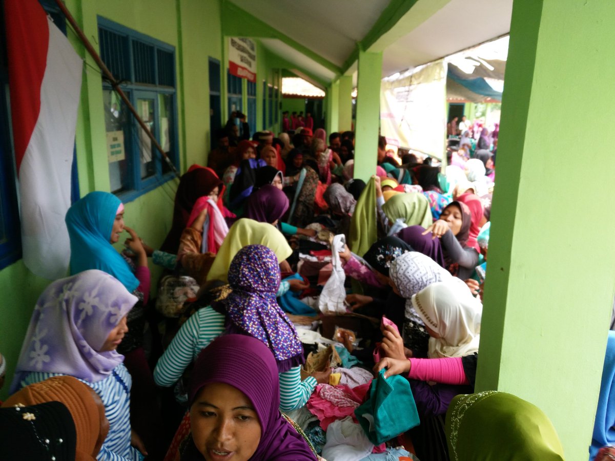 SIPBanjarnegara's tweet photo. Di lanjutkan dengan bazar baju yg dibawa para relawan bekerjasama dg siaga sedekah bara #ceritaSIP https://t.co/uJFhxKox28