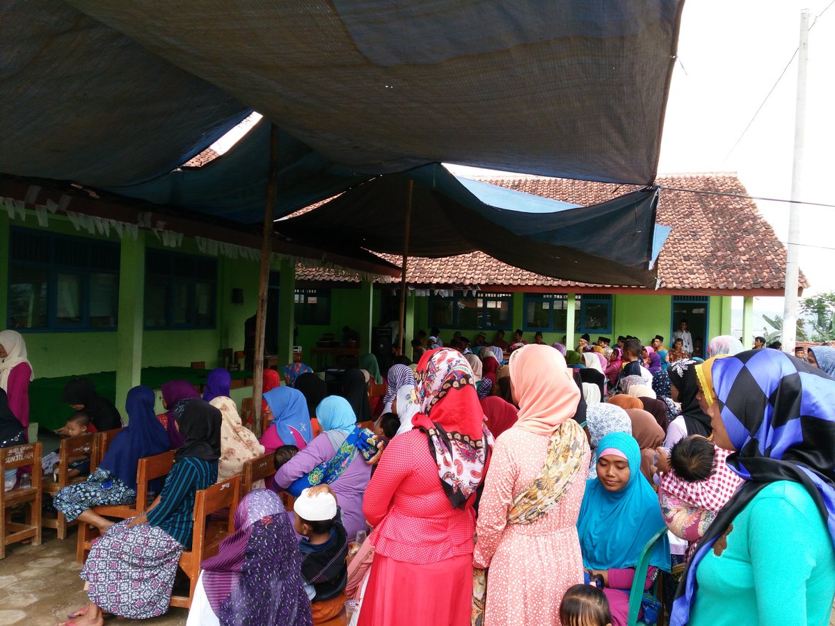 SIPBanjarnegara's tweet photo. Ratusan warga dan anak2 di pedalaman slimpet menyambut kehadiran kami dengan hangat,... #ceritaSIP https://t.co/2ugHcKpBrp