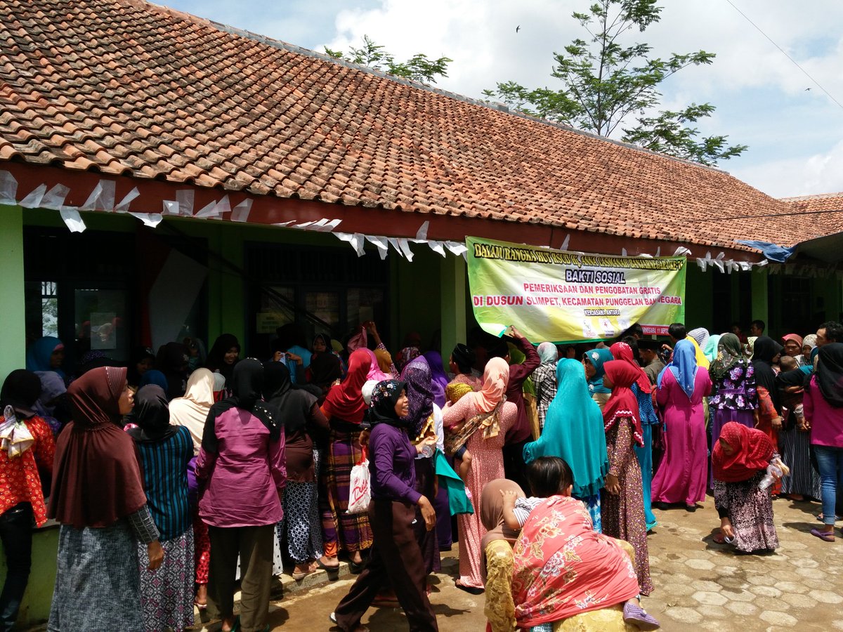 SIPBanjarnegara's tweet photo. Warga berduyun duyun mendatangi bazar baju dengan penuh semangat,....#ceritaSIP https://t.co/7NOUMkDOQy