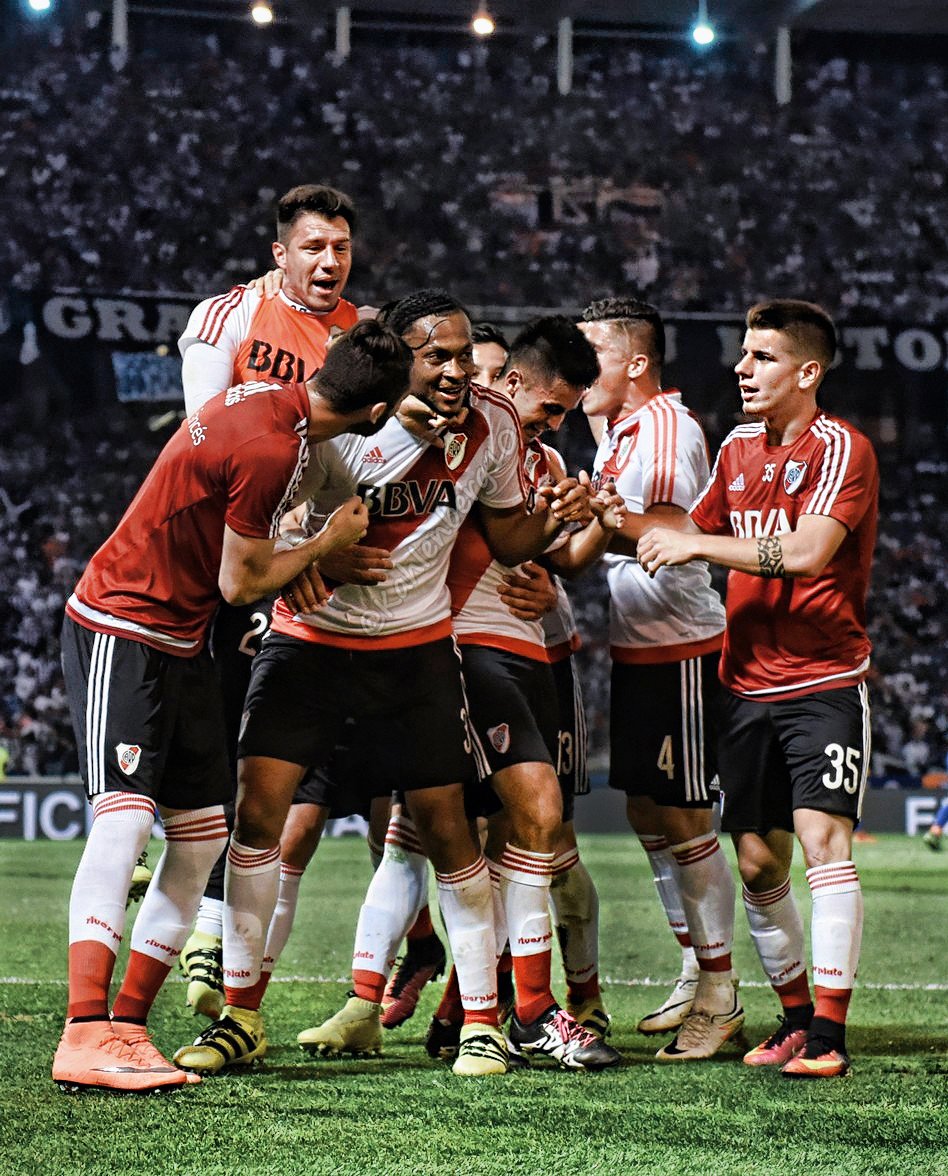 Kahlenberg10's tweet photo. #MINA @La14twitera @MundoMonumental @ralphrod521 @MinaArturo30 #River #RiverPlate #Talleres #Alario #Dalessandro https://t.co/ne2yR8q8kw
