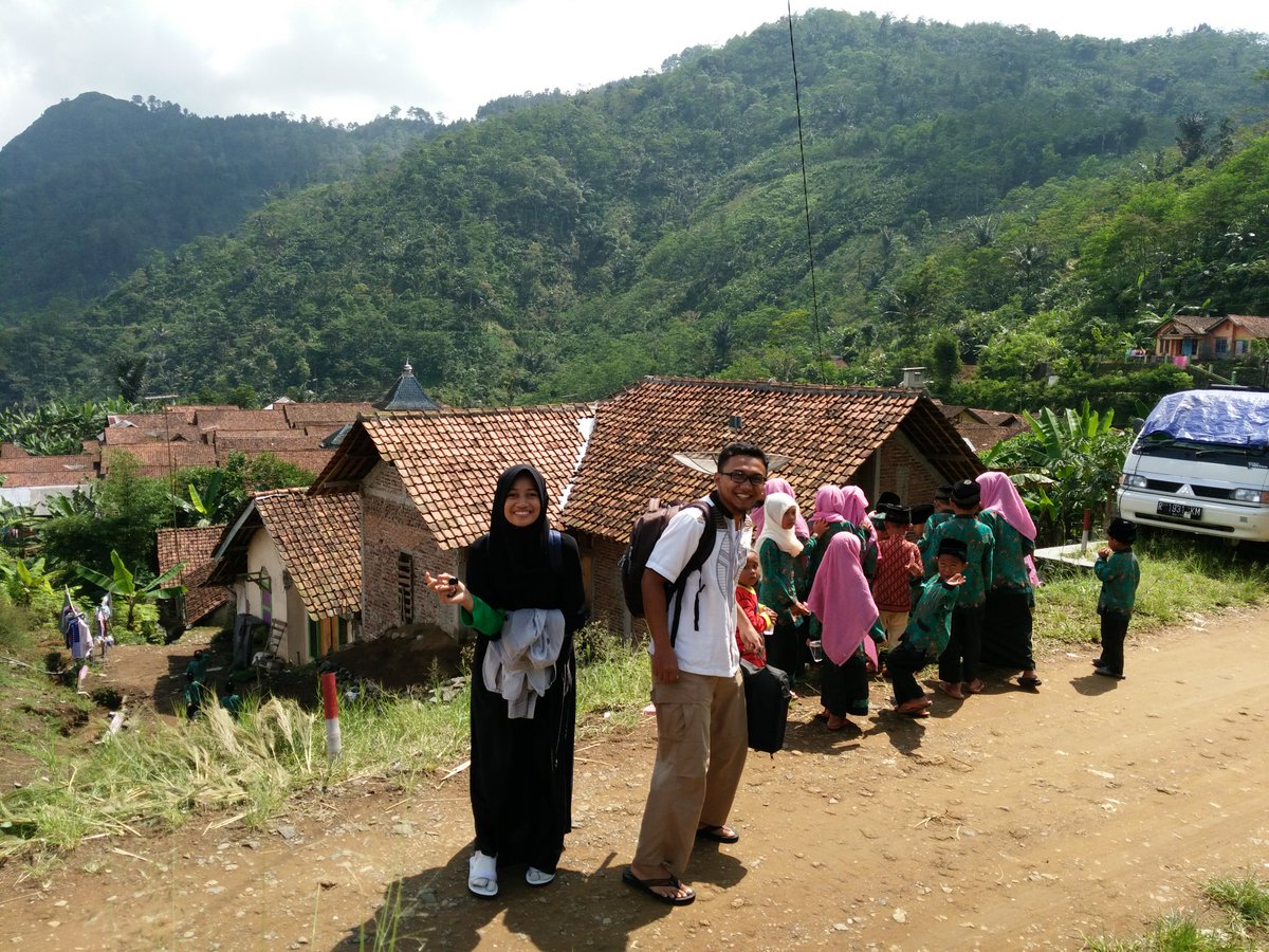 SIPBanjarnegara's tweet photo. Ini kak tya dan kak ganjar yg kece mengajak anak2 bermain bersama alam,.... #ceritaSIP https://t.co/dblW44CTF0