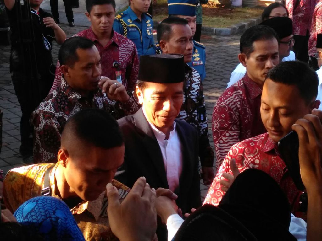 Fajar Banten (@fajarbantencom) on Twitter photo Masyarakat Antusias Solat Idul Adha Bersama Jokowi fajarbanten.com/3008-masyaraka… Masyarakat Antusias Solat Idul Adha Bersama Jokowi fajarbanten.com/3008-masyaraka…