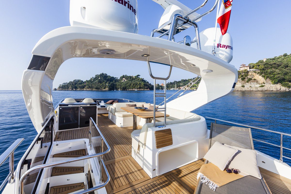 AbsoluteYachtHK's tweet photo. “ABSOLUTE GLOBAL PROJECT“ - #Absolute60FLY. Lively moments, cocktails &really banquets. #AbsoluteYachts #luxury #fun https://t.co/VEJSiXk2jS