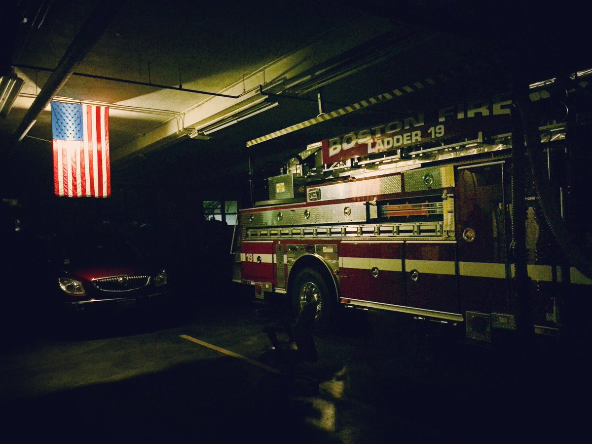carlycg's tweet image. Walking by a firehouse tonight... #Thingsthatmakeustopinyourtracks @BostonFire #ladder19 #thankyou #GOPATS