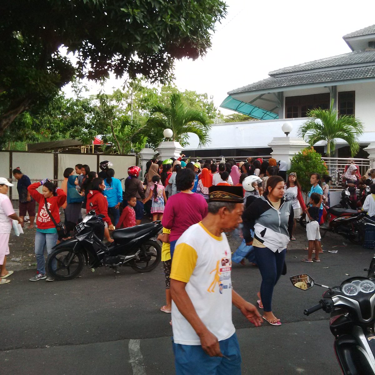 HabibiArman's tweet photo. Suasana pembagian daging kurban di wilayah Perumahan Pasadena Semarang @seputar_smg @GajahmadaFM https://t.co/4e38aD9RFS