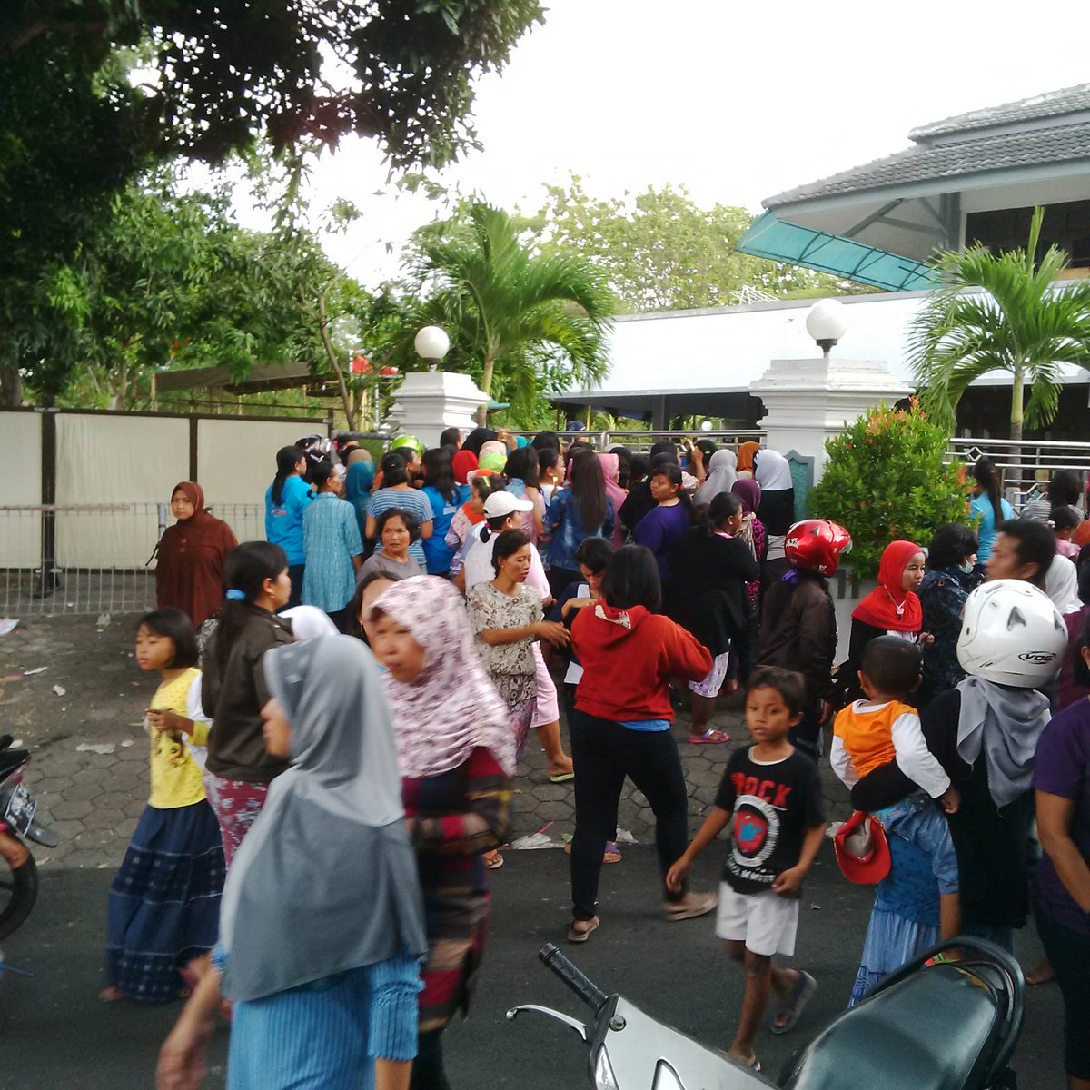 HabibiArman's tweet photo. Suasana pembagian daging kurban di wilayah Perumahan Pasadena Semarang @seputar_smg @GajahmadaFM https://t.co/4e38aD9RFS