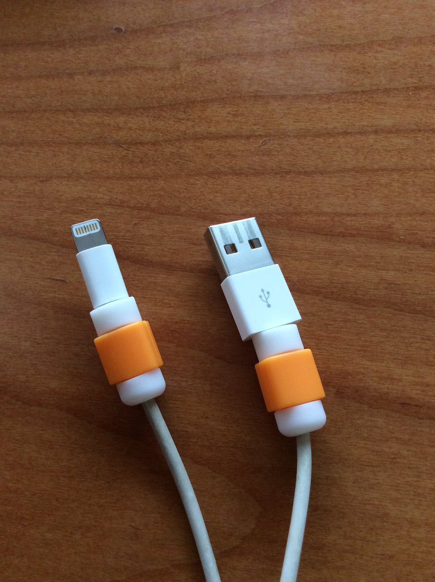 zakkaokusama's tweet image. 100円ショップ「Can☆Do（キャンドゥ）」で「Lightningケーブル保護カバー」を買いました。
おっ、なんか安定感！いつもグニってなりそうだから不安だったので、とりあえず使い続けてみます。
＃CanDo ＃ケーブル保護カバー