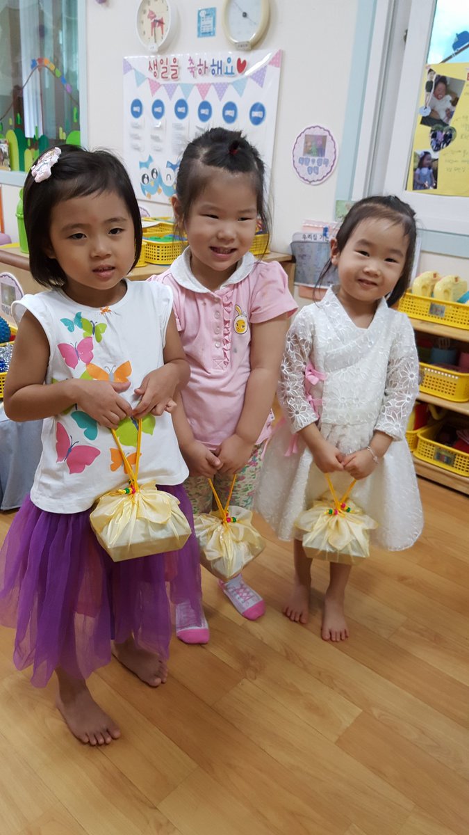 한가위를 맞이하여 '할머니와 함께 송편만들기'를 하였답니다.할머님들이 송편만드는 방법을 직접 보여주시고 도와주셔서 우리 친구들이 쉽고재미있게 송편을 만들어 가족들에게 선물할수 있었답니다. 할머니! 고맙습니다♡