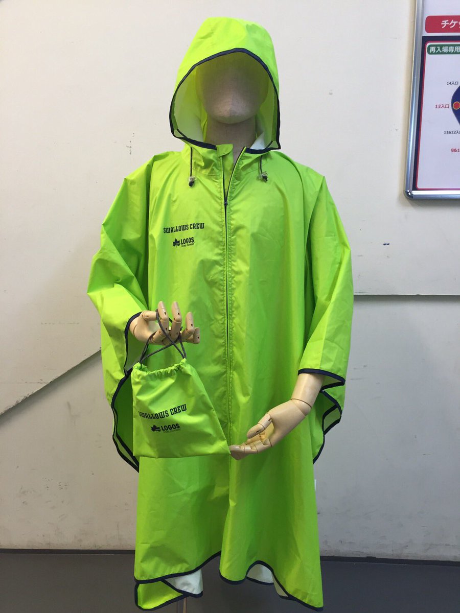 2017CREWポンチョは、前開きジップで突然の雨でも着用しやすい仕様に