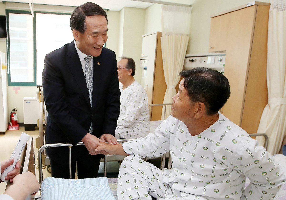 추석을 앞두고 대구보훈병원에 계신 국가유공자분들을 찾아뵙고 왔습니다. 보훈병원과 보훈요양원에 입원한 국가유공자분들이 쾌차하시길 진심으로 바랍니다. 보훈가족 여러분 보름달처럼 풍요로운 한가위 보내세요.