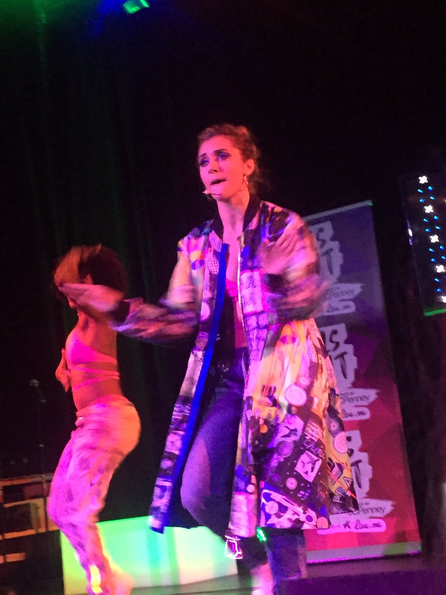 jenfl0's tweet photo. love love love you @AlysonStoner you're incredible thanks for a great night!🌟🇺🇸 #GNIDC https://t.co/TV5VlrMNaw