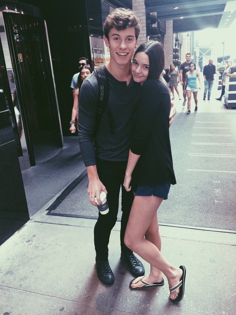 ShawnMendesMG's tweet photo. Shawn with fans in New York! https://t.co/MAAzPWRVSm