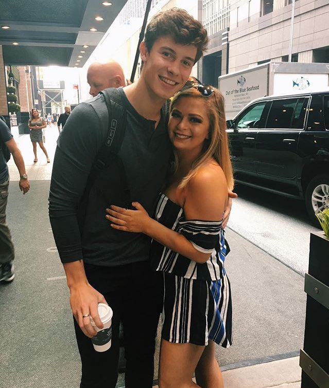 ShawnMendesMG's tweet photo. Shawn with fans in New York! https://t.co/MAAzPWRVSm