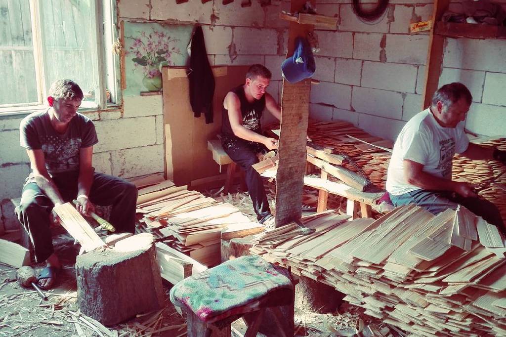 TransyBike's tweet photo. Sindrila (wooden tiles) manufacturing in Maramures

#tradition #travel #biketour #maramure… https://t.co/SxmVynsvhs https://t.co/t2KDZdEV5f