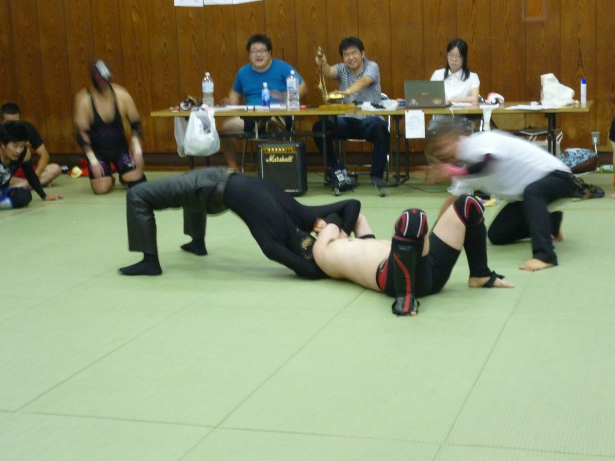 gnbmdr8182's tweet photo. SINDICATE vs RAW若手連合軍

鴉野ショウ vs 怪人ヤンマーニ

#raw42 https://t.co/aiPJOYsiek