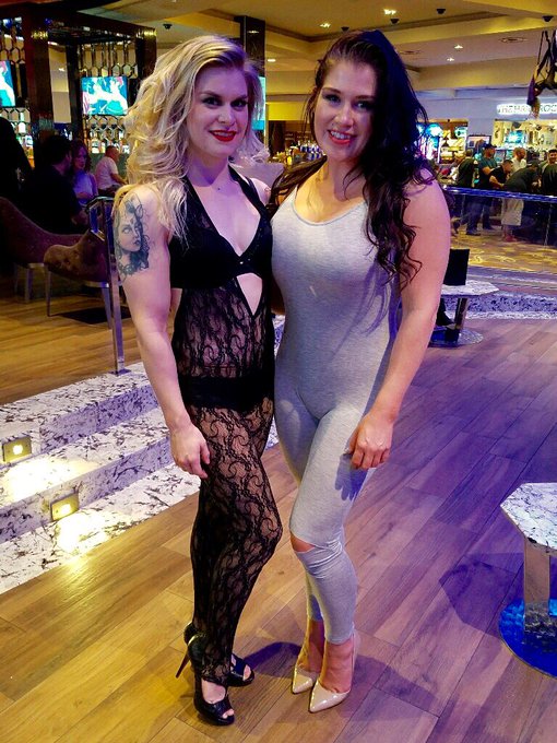 @IamNikkiPhoenix out watching their aerialist @Alexis_skyline perform! #music #aerialist https://t.c<a href="/tag/music"class="tags"><span>#music</span></a><a href="/tag/aerialist"class="tags"><span>#aerialist</span></a>