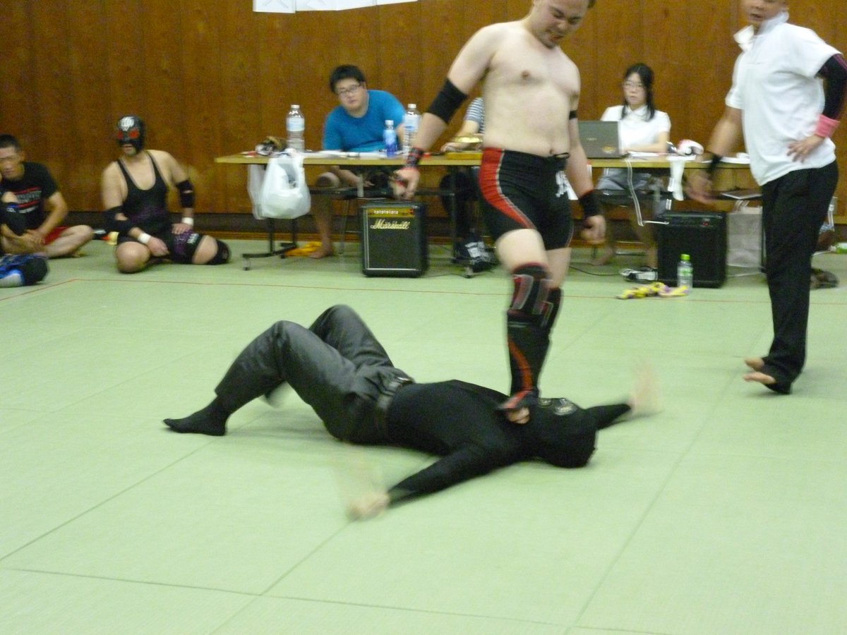 gnbmdr8182's tweet photo. SINDICATE vs RAW若手連合軍

鴉野ショウ vs 怪人ヤンマーニ

#raw42 https://t.co/FTYSDcGSXh