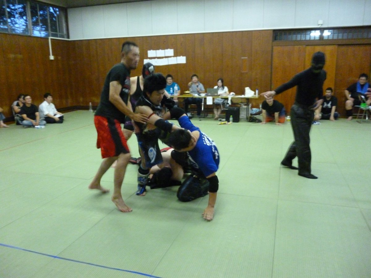 gnbmdr8182's tweet photo. SINDICATE vs RAW若手連合軍

鴉野ショウ vs 怪人ヤンマーニ

#raw42 https://t.co/FTYSDcGSXh
