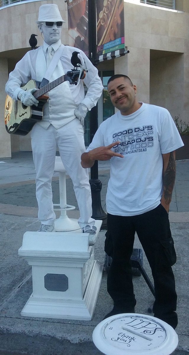 CRAZYGLIVERADIO's tweet photo. Erlier Networking LIVE like always &amp; Don't forget to tip Them STREET Performer's ! Hope ya Having a great day :) https://t.co/drmh4v4aHu
