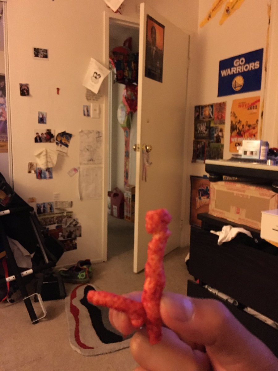 d0nde3zy's tweet image. Look how I pulled out hot Cheetos #PulledOut get it? #Slow