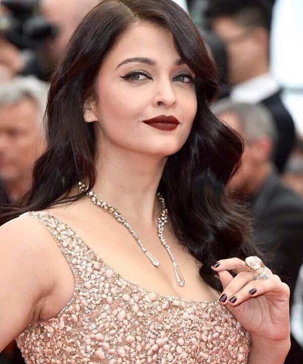 erinyalfonse21's tweet photo. The queen of beauty #AishwaryaRai 💙really she is the meaning of glamours❤she will rocking in #ADHM so exciting😀😍 https://t.co/y1KetHys2J