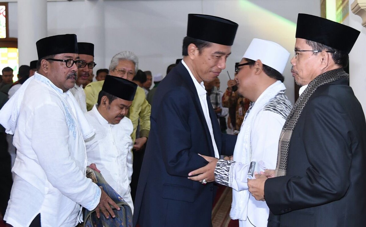 jokowi's tweet photo. Selamat Hari Raya Idul Adha 1437 H. Tumbuhkan semangat untuk berkorban, tidak asal menang sendiri -Jkw https://t.co/DRpo2AIyiw