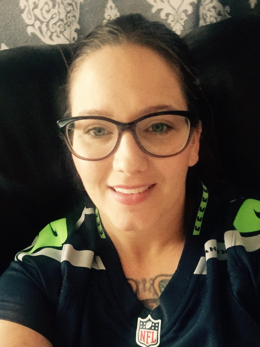 Traci12thman's tweet photo. Made it on the news with my twelfie post!! Our Hawks WON -hey a wins a win! #GoHawks @Hassel_Hawks #GameDay 💙😘🏈 https://t.co/9GQ49xBoEk