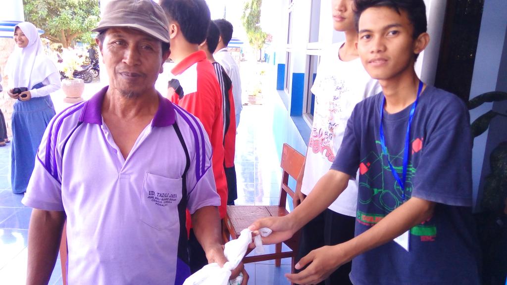 smansa_official's tweet photo. Proses pembagian daging qurban 
Semoga berkah 
#SmansaAyoQurban https://t.co/lnXNcPKY0z