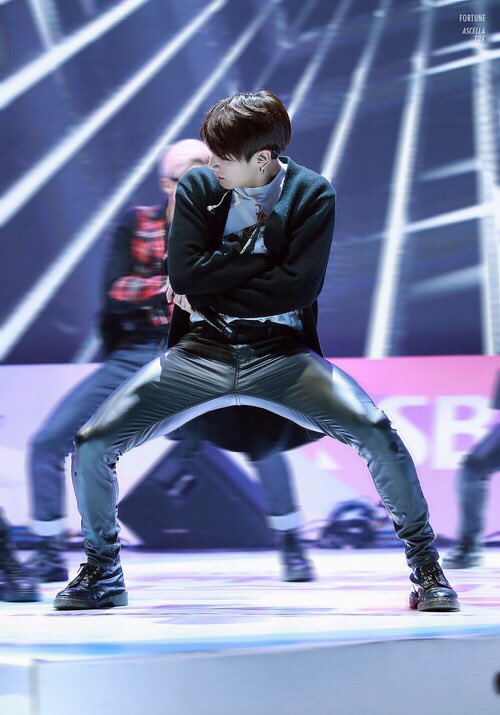 тэхен в шортах 2021. ким тэхен 2022. бегущий человек с тэхеном. бтс тэхен в шортах. юнги бежит.