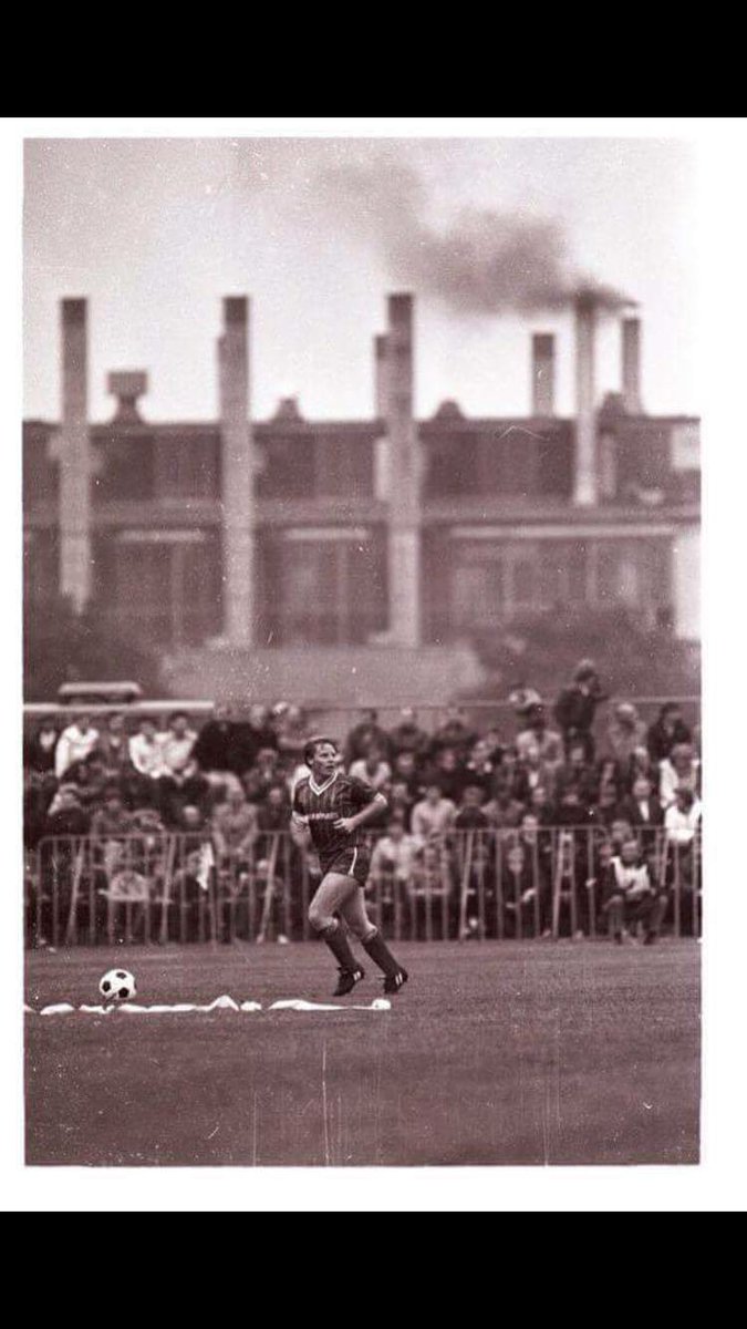 OldFootball11's tweet photo. #HomeFarmFC v #LiverpoolFC (1984); #Dublin #SammyLee; #ynwa #LFC https://t.co/t5HDiyTipp