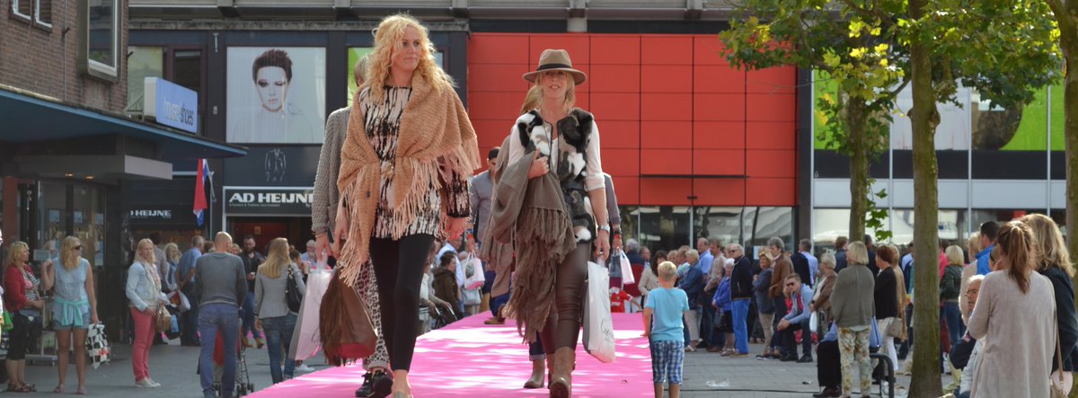 Weinig beweging te zien over de roze loper <a href="/WAmsterdamHotel/">W Amsterdam</a> iedereen was naar <a href="/Modespektakel/">Het Modespektakel</a> bureauhengelo.nl/agenda/het-mod…