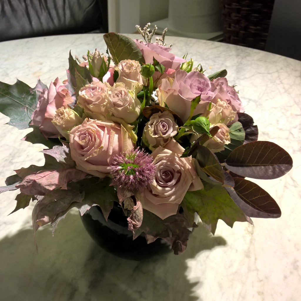 A collection of #dustypink roses with autumnal leaves.  A #vintage look #bouquet.  @MumsTrustedBR <a href="/BNIVictoryHS/">BNI Victory Halstead</a>