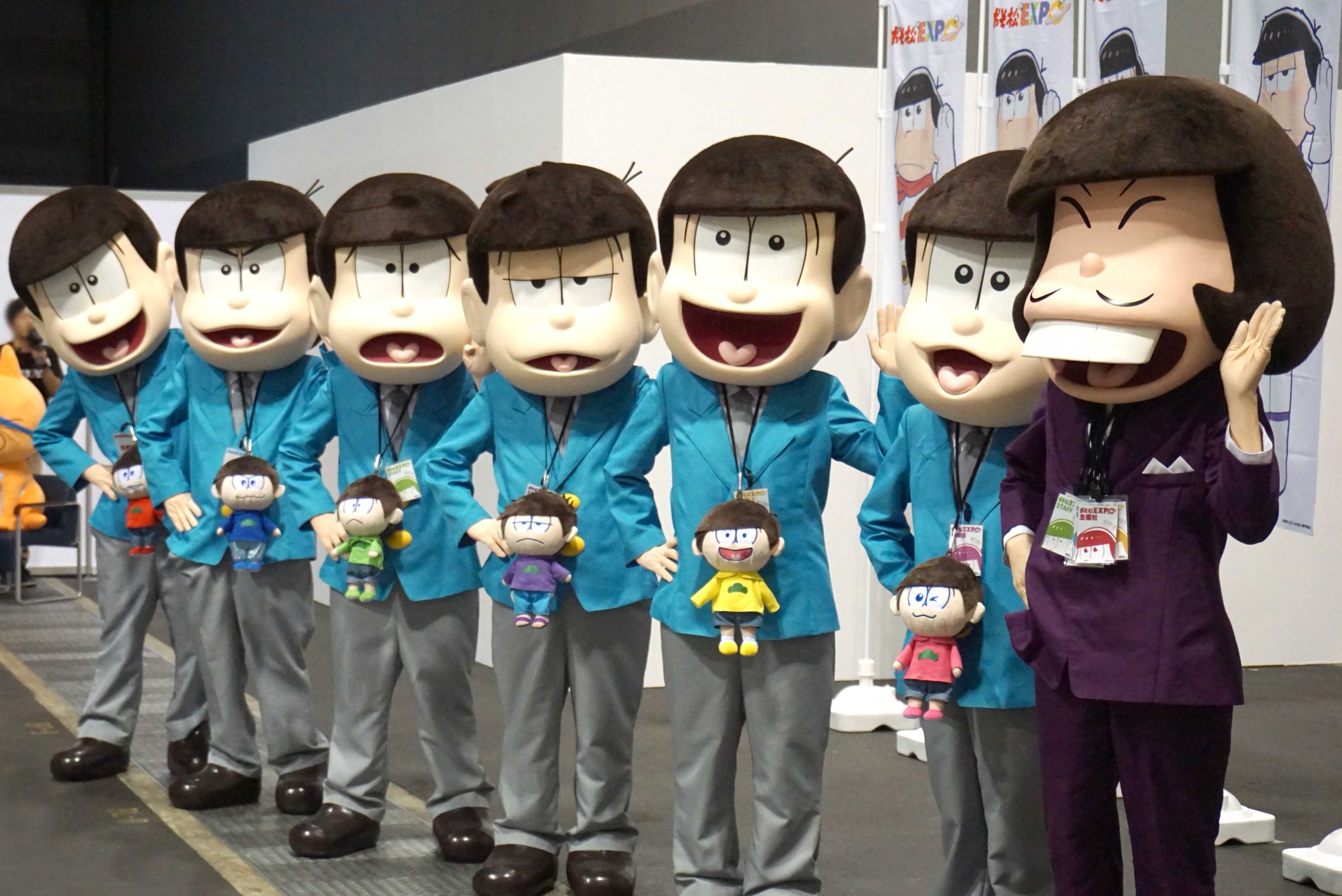 おそ松expo公式 בטוויטר 名古屋最終日の本日も ６つ子とイヤミのグリーティング開催中 ６つ子が首に下げているぬいぐるみネックピローは松 Expoショップにて販売中 イヤミはスタッフパスを全種類首から下げてご満悦です おそ松さん おそ松expo