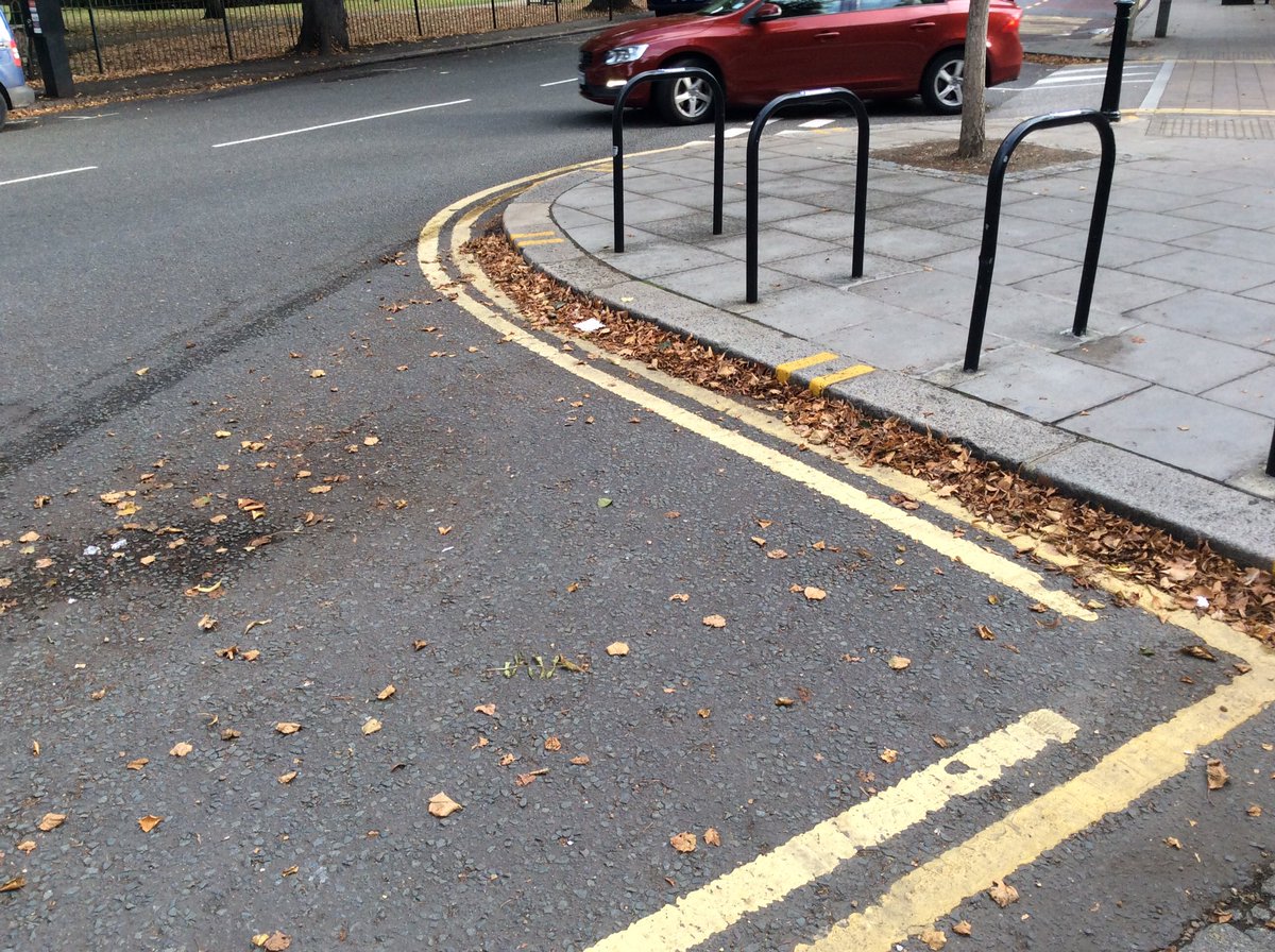 iBurbia's tweet photo. The black mark shows the line the @HounslowHways truck took past the accumulated rubbish

#turnhamgreen #chiswick https://t.co/DZl2TQFIFj