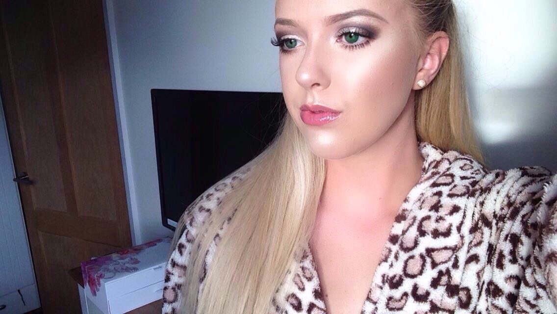 MariaStanfield1's tweet photo. Loving the @ABHcosmetics glow kit and dipbrow! #anastasiabeverlyhills #brows #glow #highlight #motd https://t.co/9qz3OrSFN4