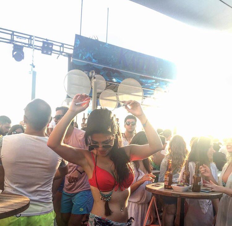 KafePiBeachClub's tweet photo. Bayram en güzel Kafe Pi'nin Happy Hour'unda kutlanır 🤗 17:00'da herkes kulüp alanında oluyor, itiraz istemiyoruz✌️👻 https://t.co/HD4pxacJzO