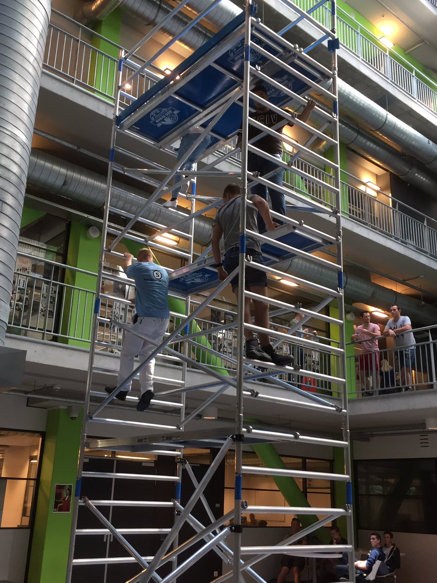 Alle eerstejaars van de Technische volgen workshops in voorbereiding op het VCA examen: veilig werken op hoogte