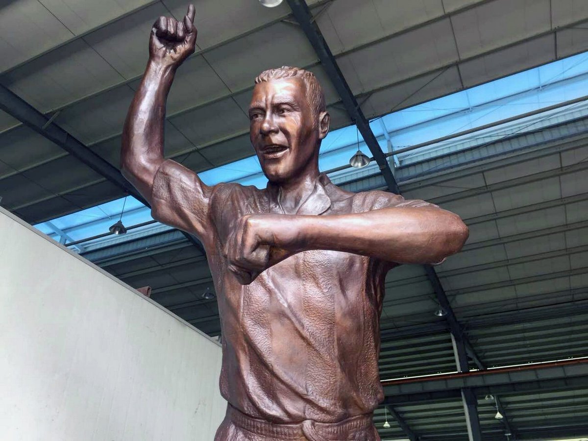 Newcastle United unveil Alan Shearer statue, made by someone who's never laid eyes on Alan Shearer. Fair play.