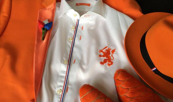Een stijlvolle troubadour in Oranje maatpak - Wilhelmus de Oranje Man de-oranje-man.nl   <a href="/shirtsofholland/">ShirtsofHolland</a>
