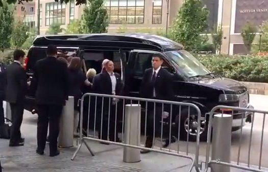 DF_Videos's tweet photo. El momento en que #HillaryClinton se desmaya tras ceremonia del 11-S #911anniversary 
https://t.co/UWkgvYAbux https://t.co/LNtf7LtPUK