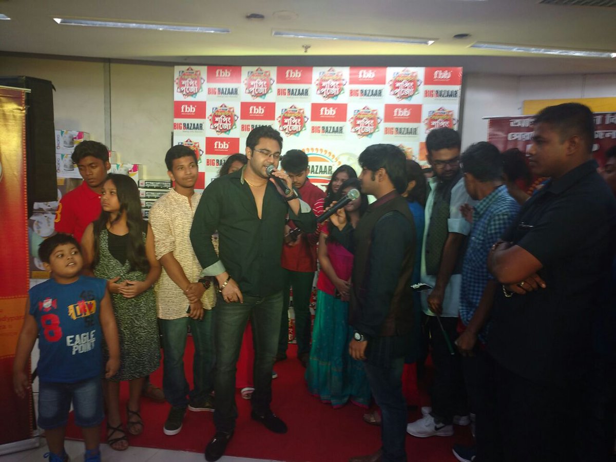 fbb_india's tweet photo. .@myslf_soham has already started interacting with the excited audience! It could have been you! #PujoReadyPara https://t.co/kuQthkYw5R